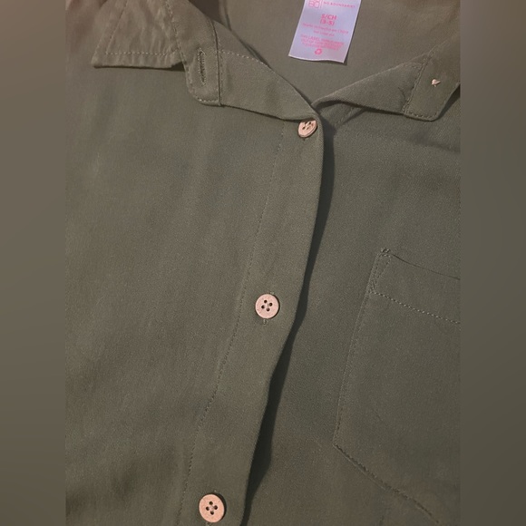 Cropped Button-up Shirt - Picture 2 of 4